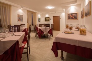 包含每日自助早餐