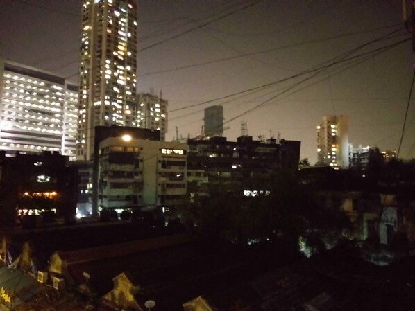 Fachada da propriedade à noite