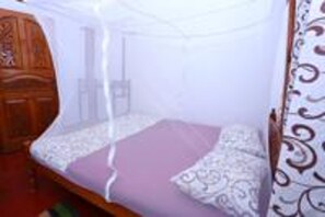 In-room safe, rollaway beds, free WiFi - Mala's Home Stay (Manmunai North)