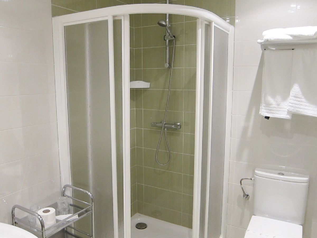 single room | bathroom | free toiletries, hair dryer, bidet, towels