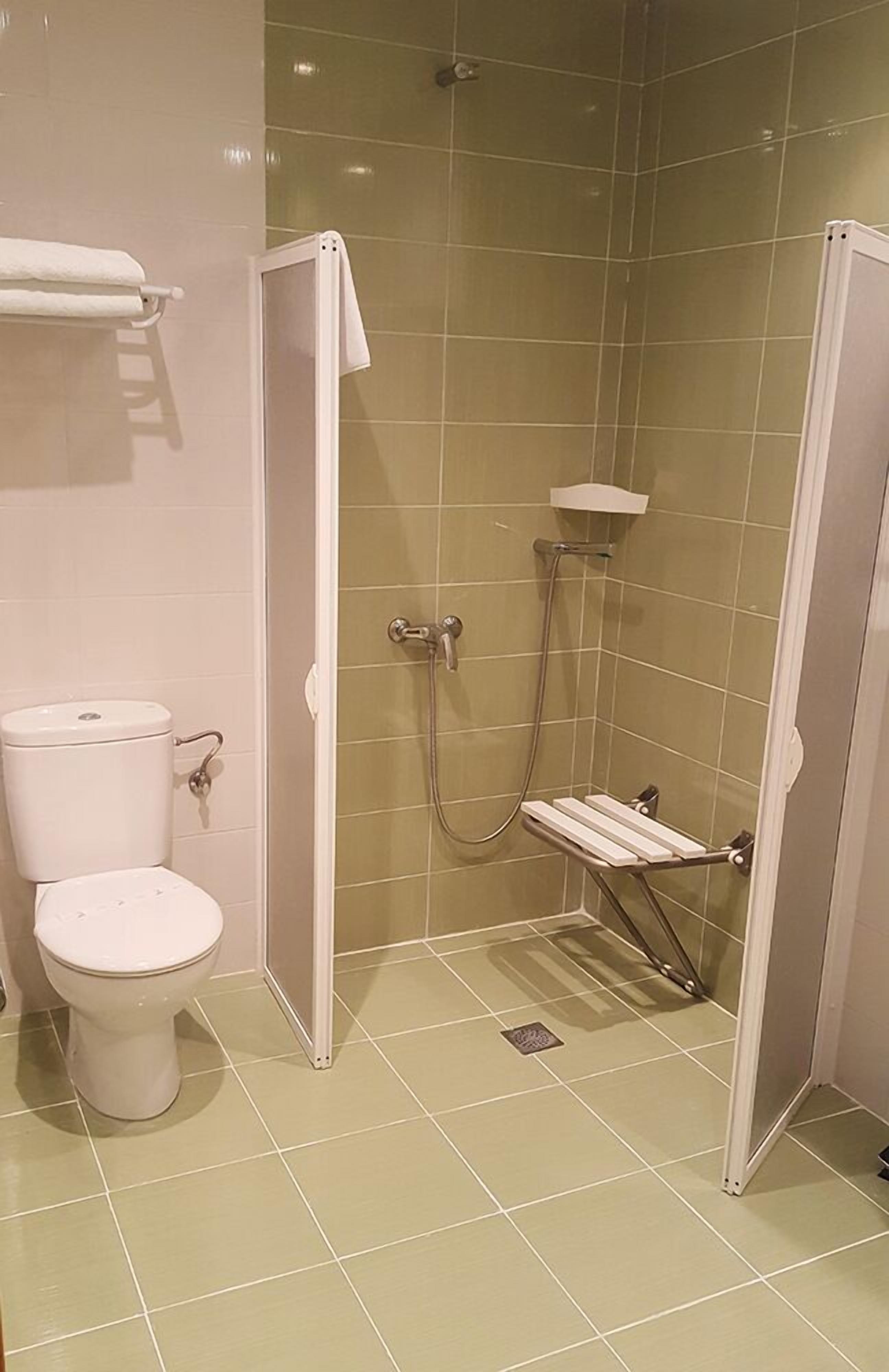 single room | bathroom | free toiletries, hair dryer, bidet, towels