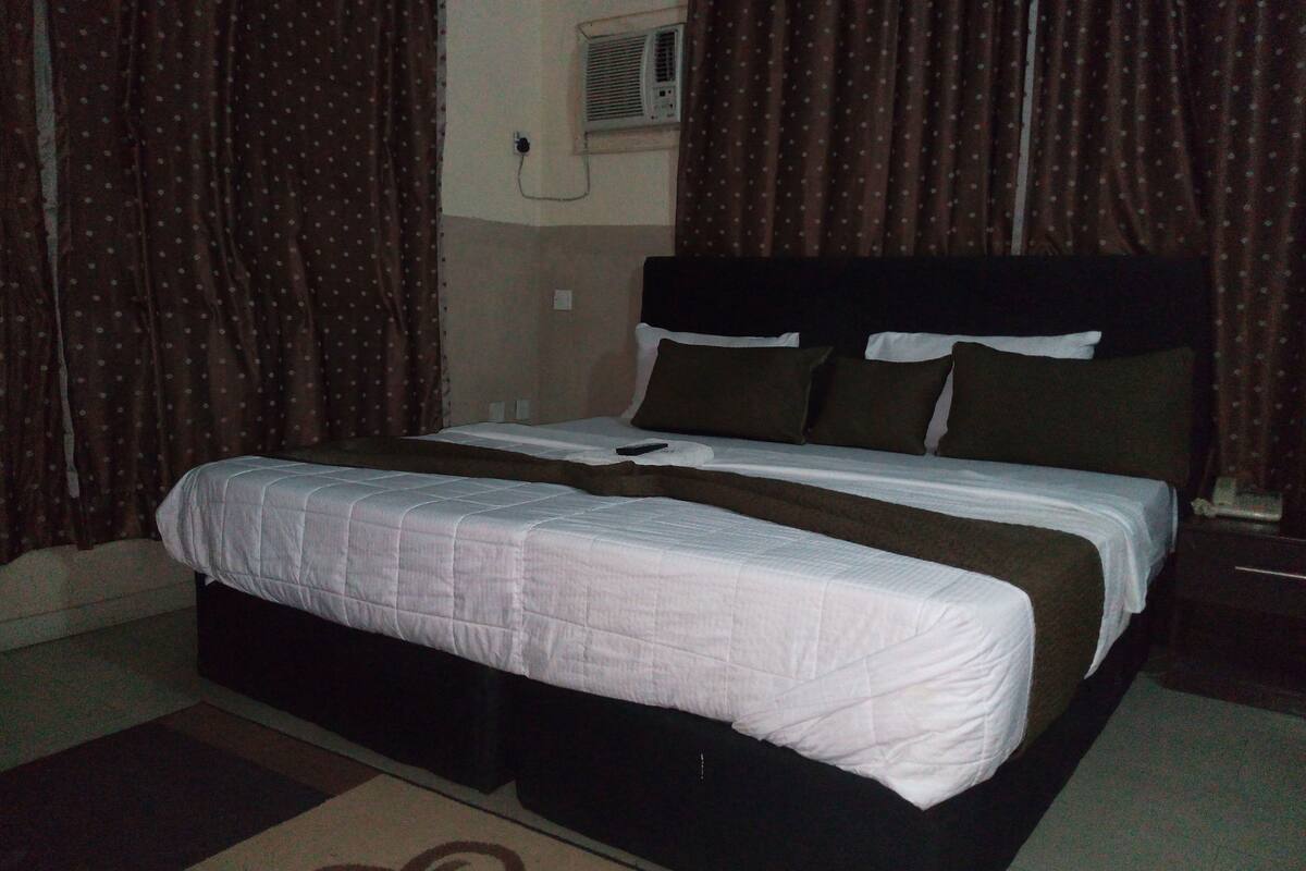 Rom – standard, 1 dobbeltseng, ikke-røyk | Individuelt dekorert, individuelt innredet og skrivebord for bærbar PC