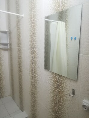 Dusche, Haartrockner, Handtücher, Shampoo