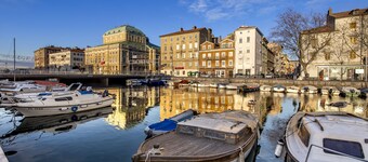 Number 1 Deluxe Apartments