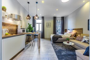 Deluxe Apartment, 1 Double Bed with Sofa bed (1) | Hypo-allergenic bedding, memory foam beds, individually decorated - Number 1 Deluxe Apartments (Rijeka)