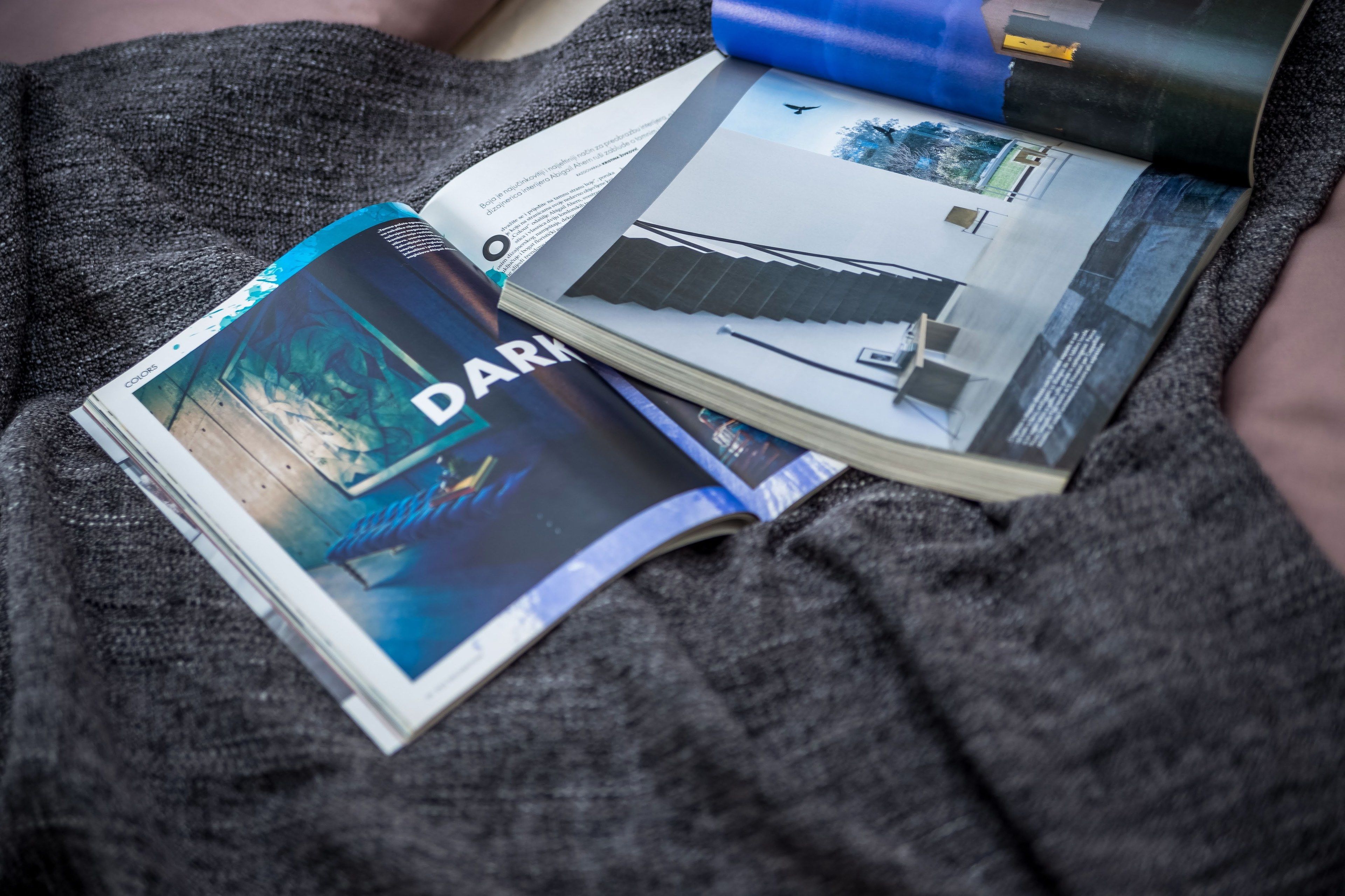 Un magazine qui consacre une page à la présentation de l’extérieur et de l’intérieur d’un bâtiment.