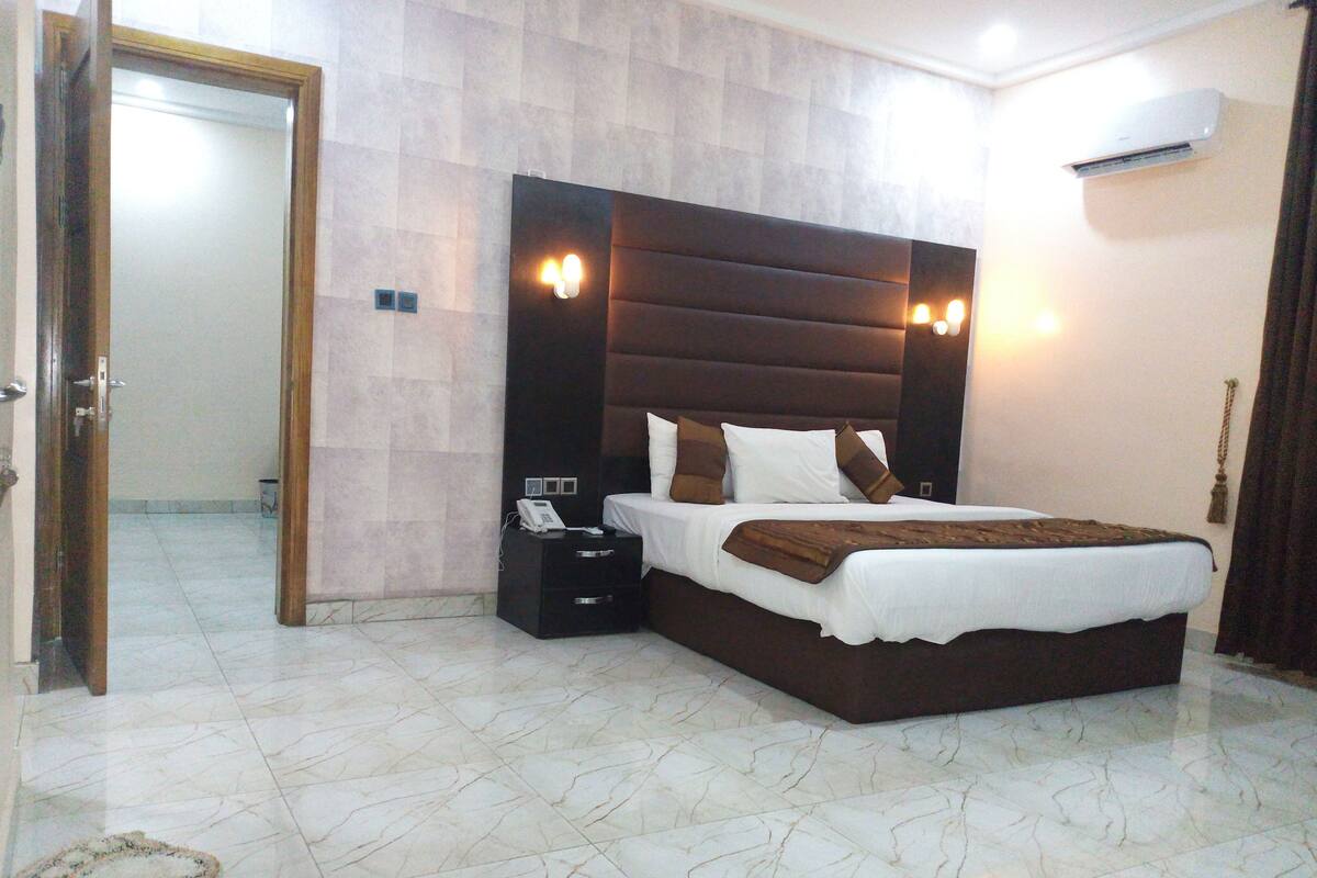 Premium bedding, minibar, desk, laptop workspace