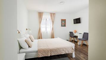 Double Room | Desk, free WiFi, bed sheets