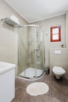 Habitación doble | Baño | Ducha, artículos de higiene personal gratuitos y secador de pelo
