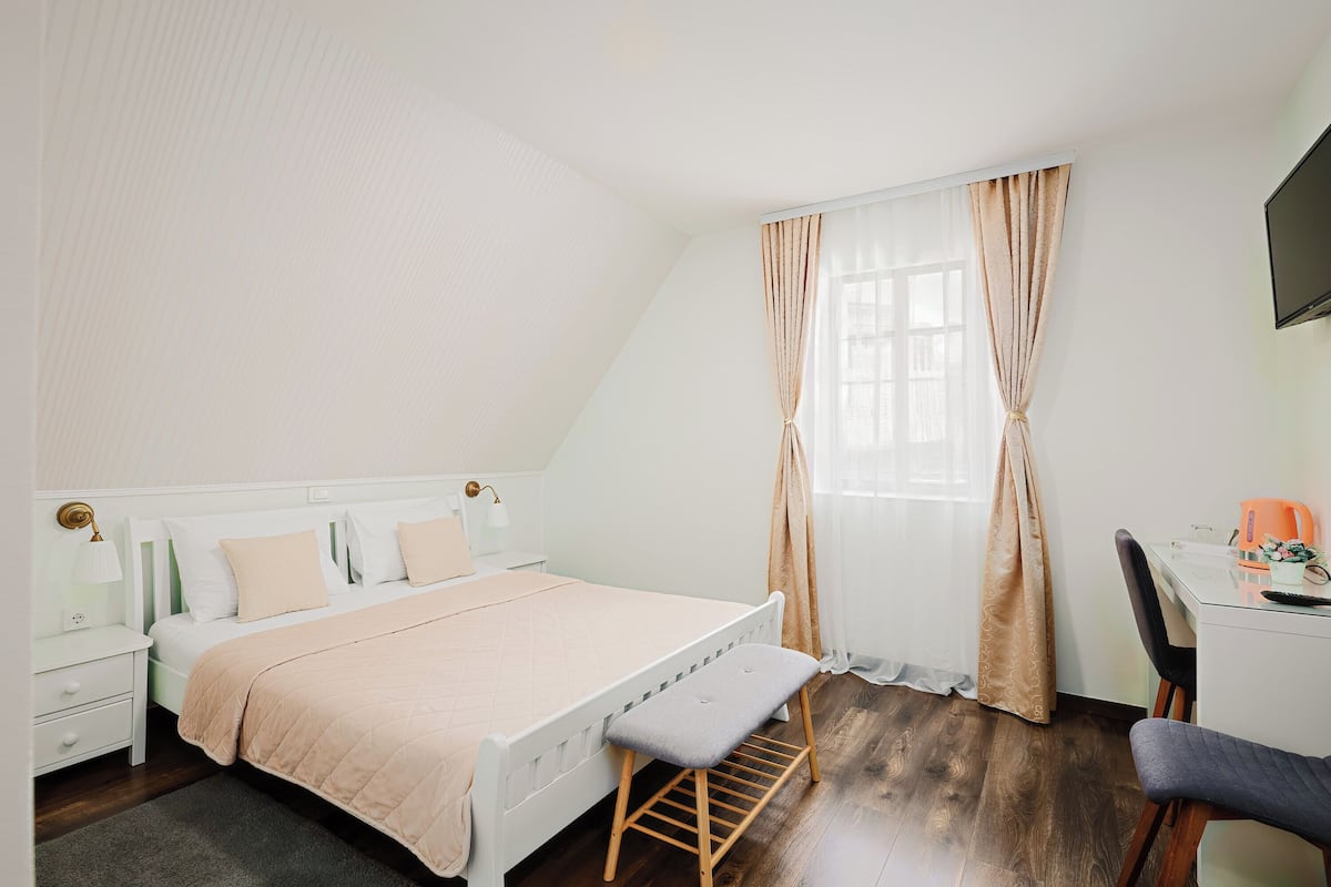 Ein Schlafzimmer mit einem Bett, einem Schreibtisch und einem Stuhl.