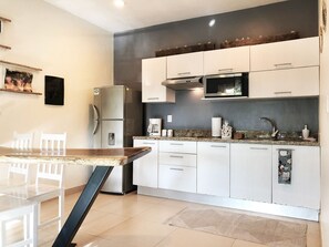 Frigorífic, microones, placa de cuina i cafetera i tetera