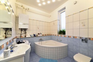 Appartement | Badkamer | Een bad, een haardroger, handdoeken