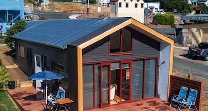PRĂMIE. Markantes Design, spektakulĂ€re Aussicht mit Hi-Tech und stilvollem Interieur