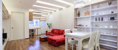 Een televisie en boeken