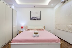 1 bedroom, desk, WiFi