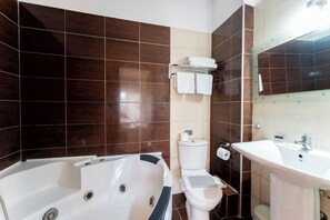 Superior Room with Private Jacuzzi | 浴室 | 全浸式浴缸、免費盥洗用品、吹風機、毛巾