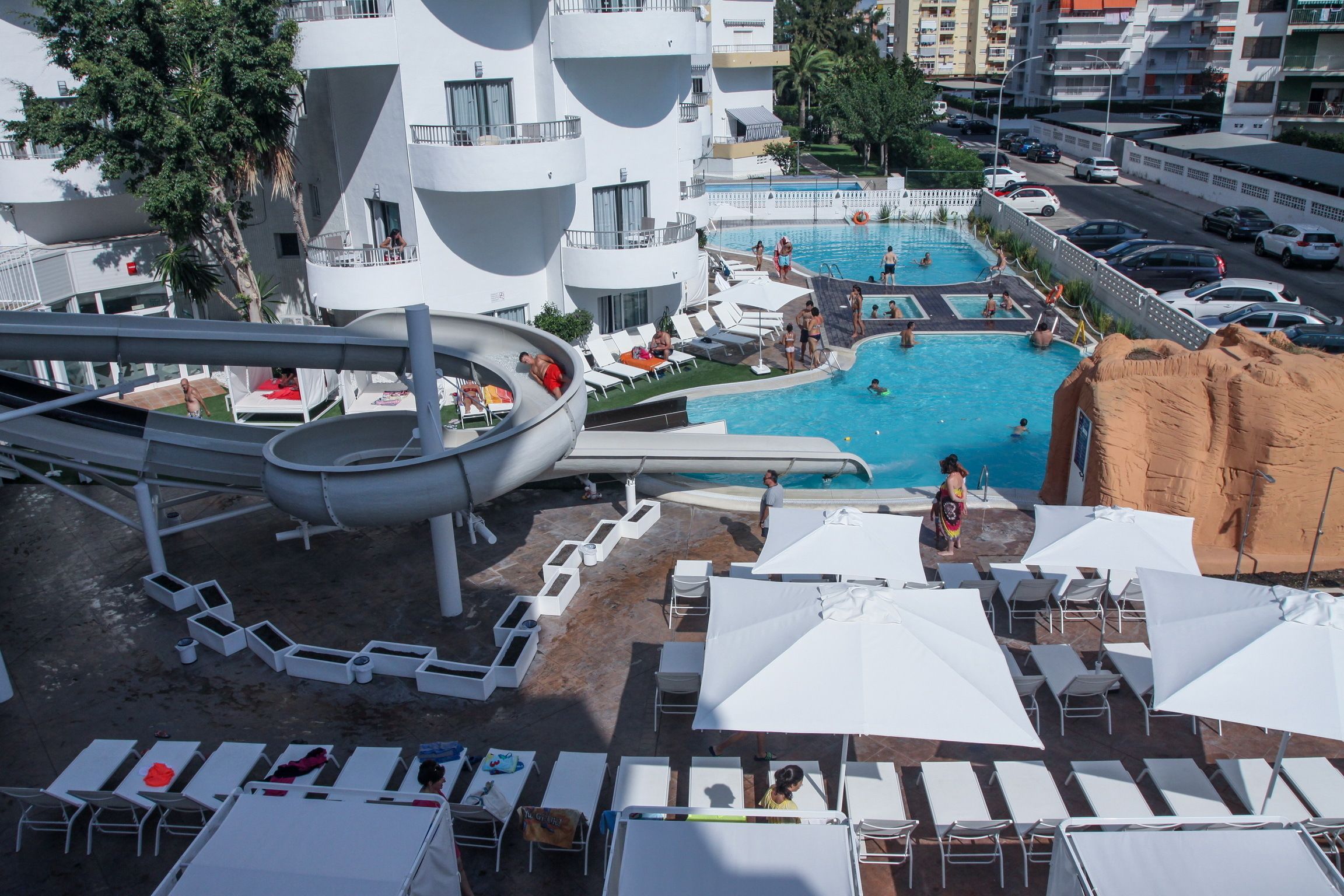 3 outdoor pools, pool loungers