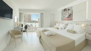 A hotel room with a large bed, a desk, a chair, and a TV. - Villa Luz Family Gourmet (Gandia)