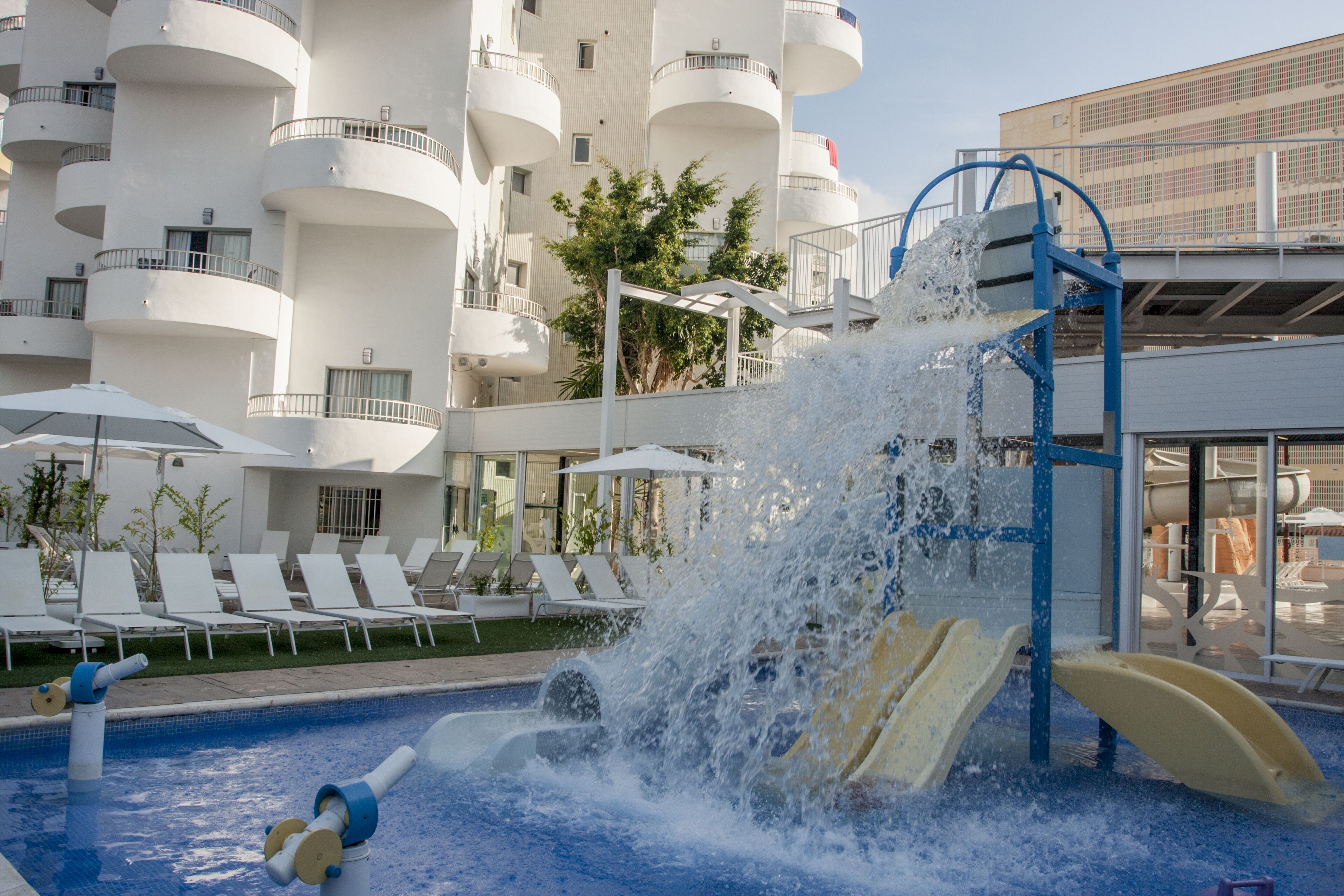 3 outdoor pools, pool loungers