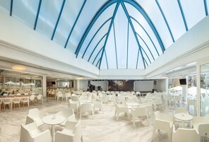 3 bars/lounges