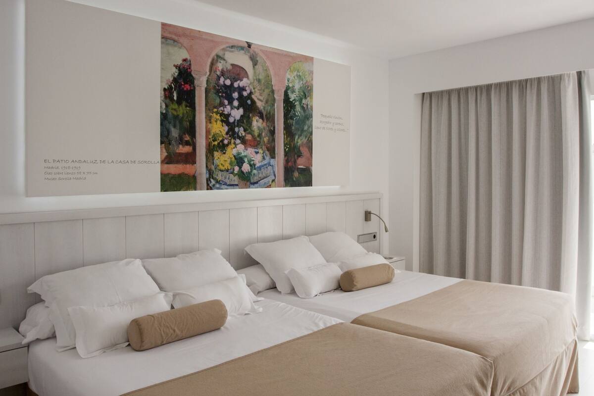 Escritorio, cortinas blackout, wifi gratis y ropa de cama 