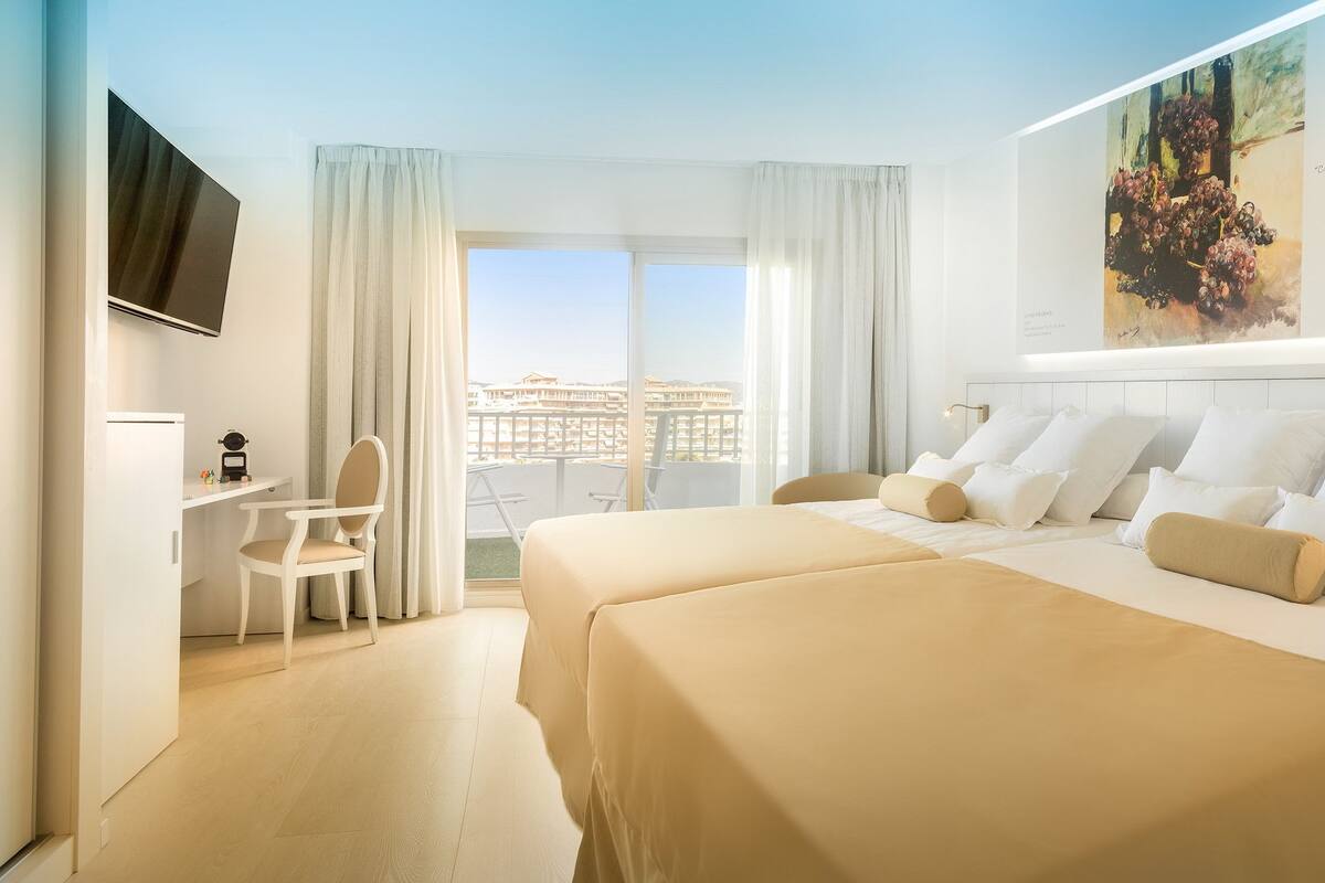 Escritorio, cortinas blackout, wifi gratis y ropa de cama 