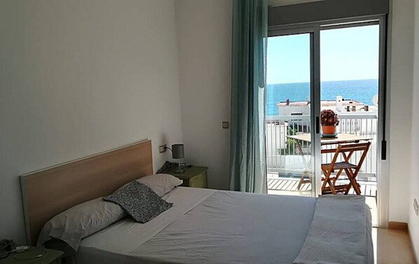 2 habitaciones, tabla de planchar con plancha, wifi y ropa de cama 