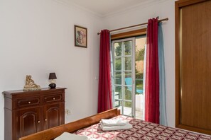3 quartos, acesso à internet, roupa de cama