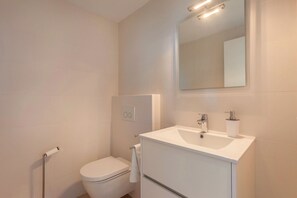 Badekar, hårføner og håndklær