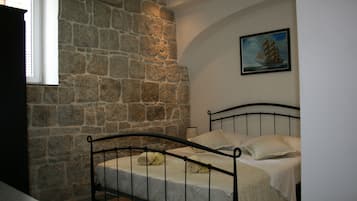 Comfort Double Room | Soundproofing, iron/ironing board, free WiFi, bed sheets