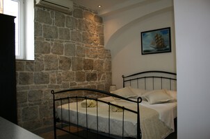 Comfort Double Room | Soundproofing, iron/ironing board (on request), WiFi (free), bed sheets