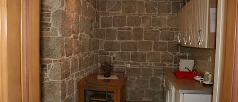 Réfrigérateur, bouilloire électrique, nécessaire de nettoyage