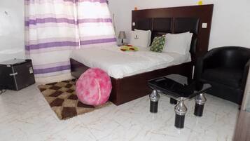 Minibar, desk, laptop workspace, free WiFi