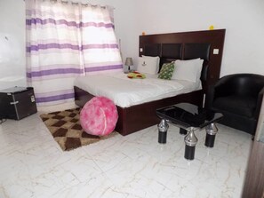 Minibar, bureau, espace de travail pour ordinateur portable