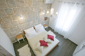 Holiday home with terrace | Ylelliset vuodevaatteet, untuvapeitot, memory foam -patjalliset sängyt
