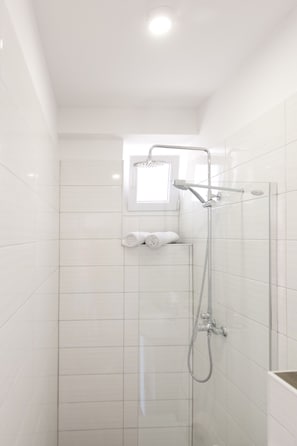 Deluxe Double Room, 1 Bedroom, Terrace | Bathroom | Shower, free toiletries, hair dryer, towels