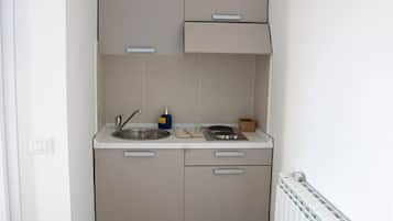 Placa de cocina, máquina de café espresso y cafetera o tetera