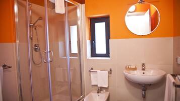 Dreibettzimmer, Stadtblick | Badezimmer