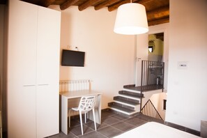Habitación triple, vista a la ciudad | Sábanas de algodón egipcio, edredón y camas con efecto memoria 