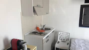 Placa de cocina, máquina de café espresso y cafetera o tetera