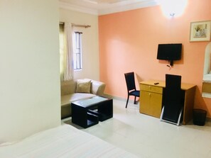 Executive Room, 1 Queen Bed, Non Smoking | Minibar, in-room safe, desk, laptop workspace - De Man Hotel (Lekki)