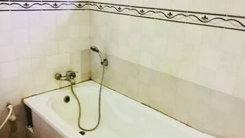 Executive Room, 1 Queen Bed, Non Smoking | Bathroom | Towels