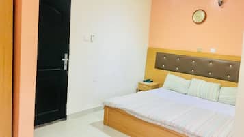 Classic Room, 1 Queen Bed, Non Smoking | Minibar, in-room safe, desk, laptop workspace