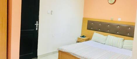 Minibar, caja de seguridad en la habitación y escritorio