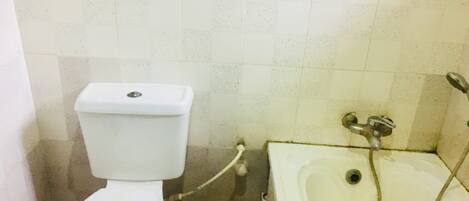 Ein Badezimmer mit Toilette und Badewanne.