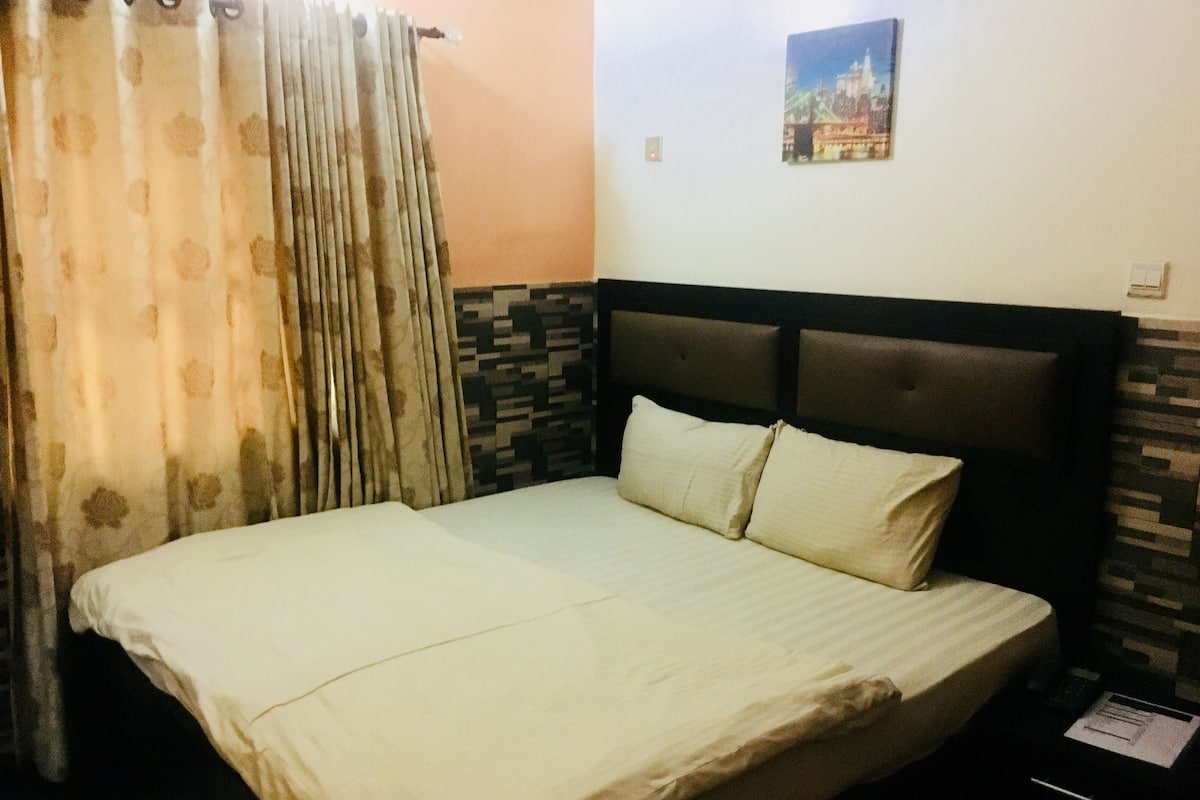 Premium Room, 1 Katil Kelamin (Double), Non Smoking | Bar mini, peti besi dalam bilik, meja, ruang kerja komputer riba