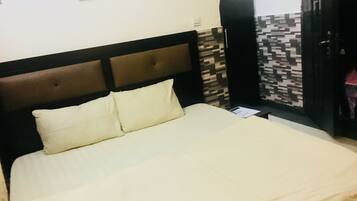 Minibar, brankas, meja kerja, dan ruang kerja ramah laptop