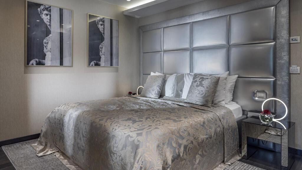 Luxury King Room | Minibar, in-room safe, soundproofing, iron/ironing board