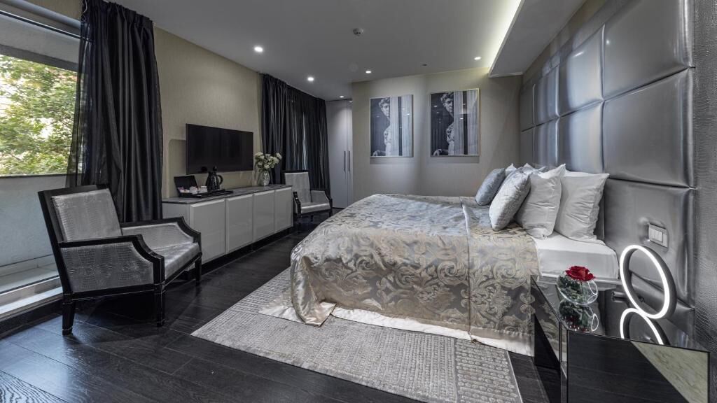 luxury king room | 1 bedroom, minibar, in-room safe, soundproofing