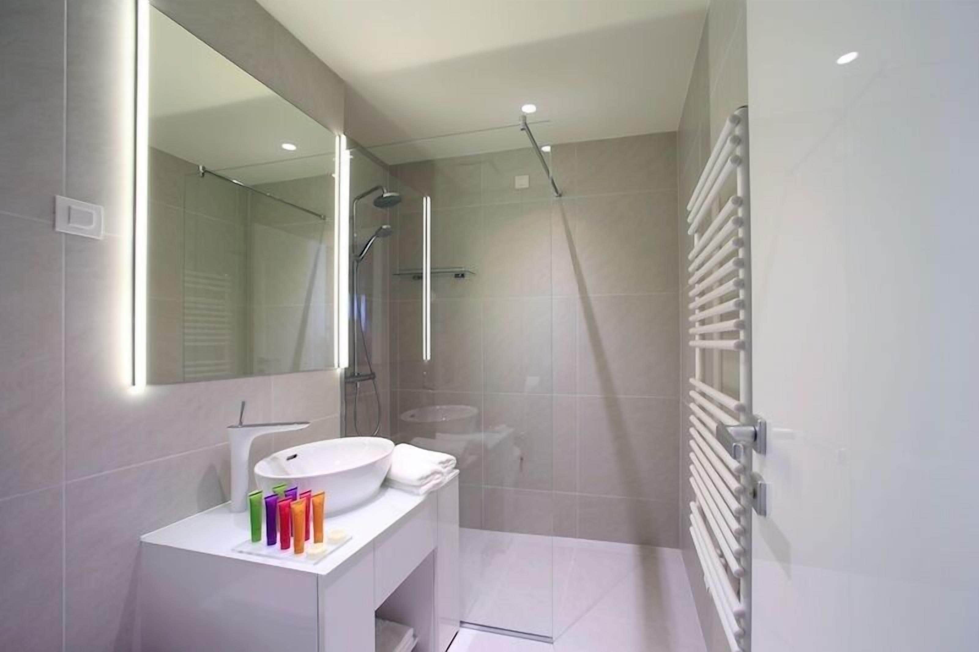 standard double room | bathroom | shower, free toiletries, hair dryer, bathrobes